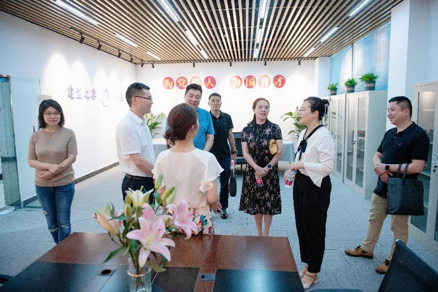 重庆市教科文卫体工会领导到校检查验收产业工会“先进职工小家”申报单位yh533388银河分工会3_20230614